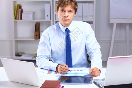 商人在台式计算机背景图片