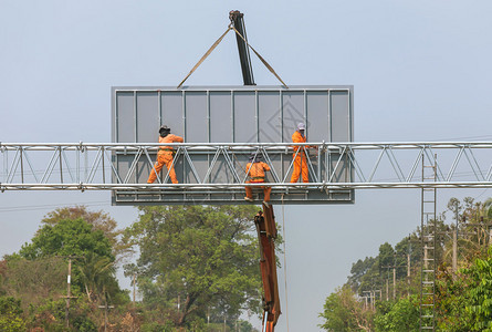 工人在高速公路上安装大图片