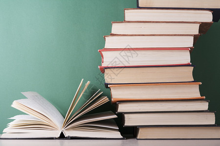 开放书木制桌上的硬背书教育背景返回学校图片素材