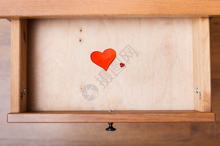 在床头柜抽屉打开的小红心和大红图片