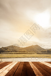 木头码或旧木板桌背景中湖泊和日落天图片