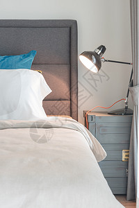 现代卧室桌边的现代黑灯带枕头套图片