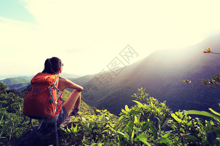 在山峰悬崖上享受风景图片