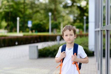 7岁小男孩去上学穿着白T衬图片