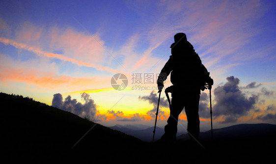 山峰高山登上仰慕日落的山顶图片