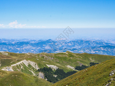 从山顶俯瞰山谷图片