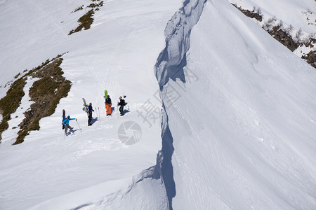 滑雪运动员走上山自由奔跑极端图片