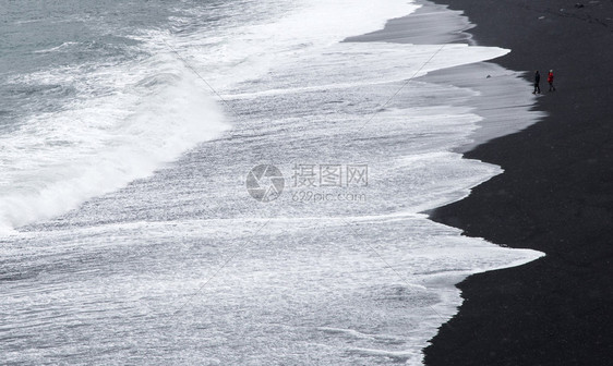 冰岛东南部VIK地区暴风雨中的黑沙滩上未经承认图片