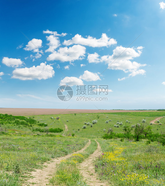 夏季风景和蓝天空中的青云地图片