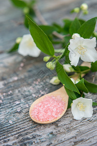 海水盐油精茉莉花和木本底毛巾的沉淀和健康环境图片