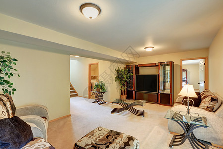 温暖的桃子和米色调的舒适家庭房间背景图片
