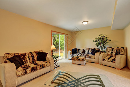 温暖的桃色和米色调的舒适家庭房背景图片