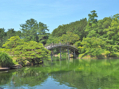 一座木桥日本香川县高松市栗林花园的圆月桥栗林庭园是日本最著名的图片