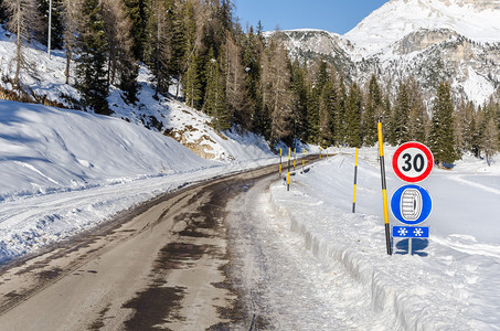 冬季狂暴山路的警告信号和速度图片