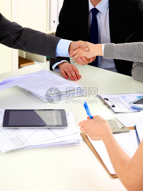 在谈判桌上举行商业会议握手图片