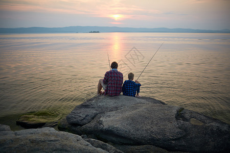 晚上两个渔民坐在图片