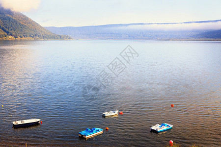 风景如画的湖泊和船只的照片图片