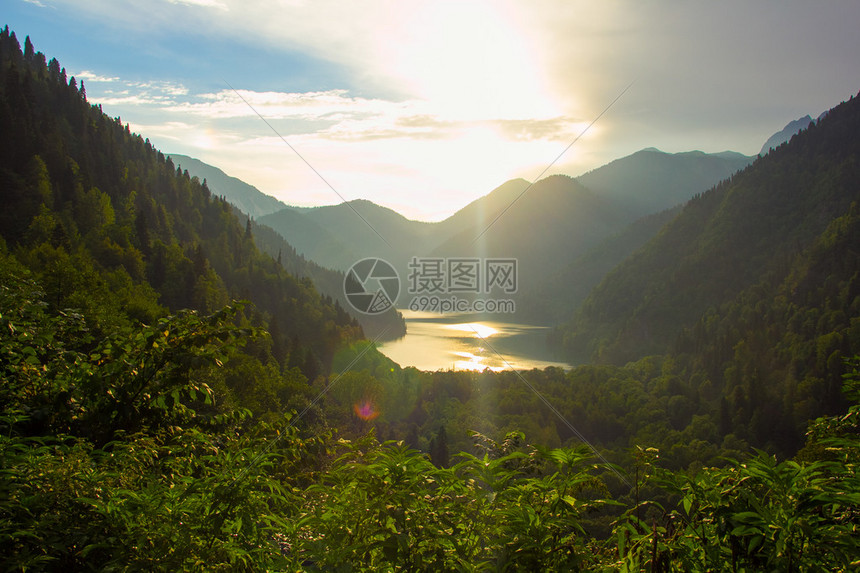 以夏日青山风光为背景图片