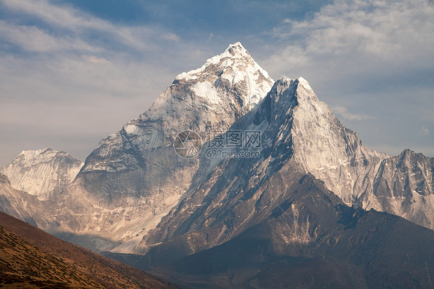 在前往珠穆朗玛峰大本营昆布谷萨加玛塔公园珠穆朗玛峰地区尼泊尔的途中欣赏阿玛达布拉姆图片