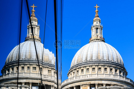 圣保罗大教堂及其从伦敦一个新变革大楼玻璃图片