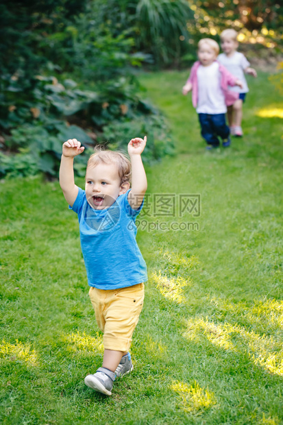 三个白色的白种人的群体画像金发可爱可爱的孩子们玩在公园跑步花园外面上灿烂的夏日春天天享受快乐的童年生活乐趣图片