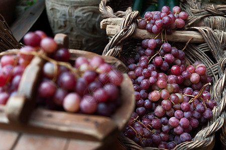葡萄和铁篮子的果实图片