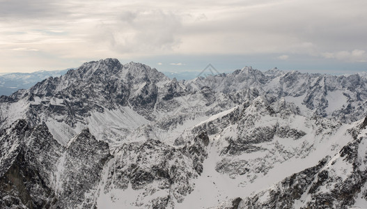 被雪覆盖的风景秀丽的山脉图片