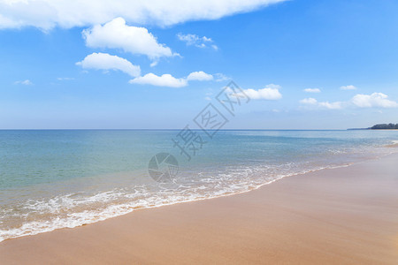 白云和蓝天空背景的空白热带沙滩和海洋上图片