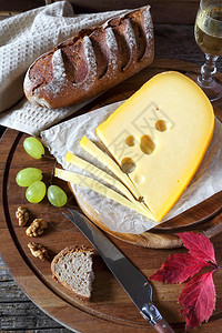 Maasdam奶酪法国面包葡萄和木图片