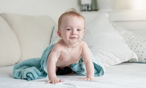 美丽的9个月大婴儿的毛巾后淋浴爬上图片