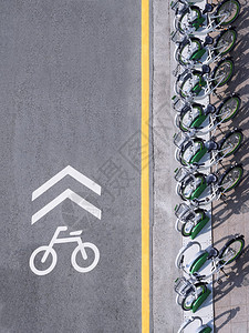 双自行车道路标街上城市最高风景上图片