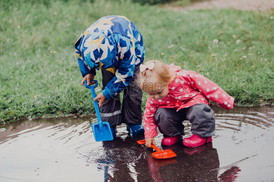 男女儿童在水坑中玩耍儿童图片