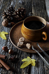 红糖姜茶秋天的心情一杯咖啡坚果和秋叶背景