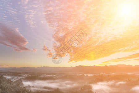 清晨的云层变幻莫测天空中满是红云背景