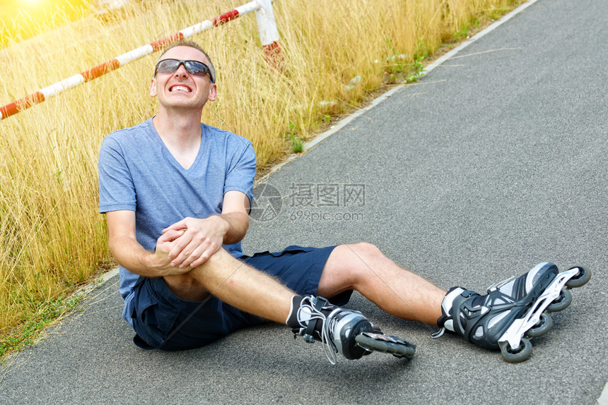 受伤的滑冰者坐着高清图片下载正版图片507312112摄图网