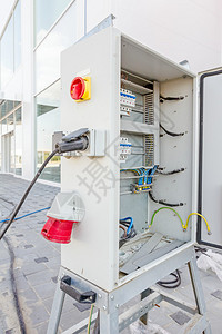 配有连接器的电气柜正在向建筑工地提供电力能源图片
