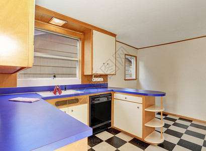 古典厨房室内有白色柜子和蓝色柜台顶图片