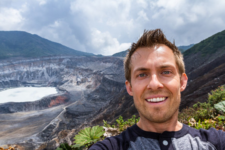 年轻男在背景中与波斯火山图片