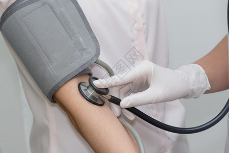 医生和病人医院的血压测量在医院中图片