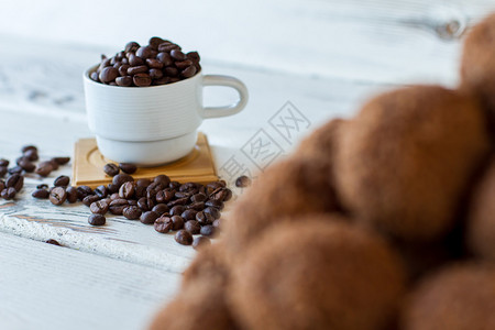 咖啡豆白杯木质表面的黑粒子咖啡因能增强能量可口饮图片