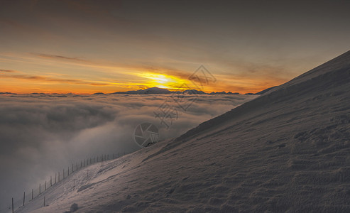 日落时美丽的冬季山景塔特里图片