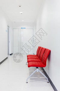 红色长凳候诊室的红色椅子图片