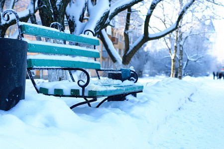长凳覆盖的雪冬季公园图片