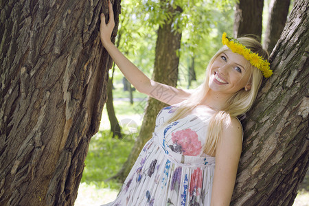在绿色春天公园的金发快乐的年轻金发女青年图片