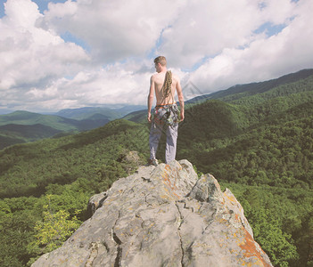 登山者站在岩石上色调图像图片