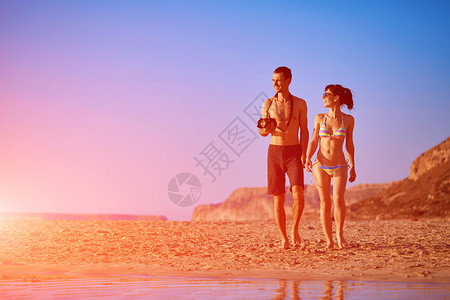 幸福情侣在海边的沙滩上行图片