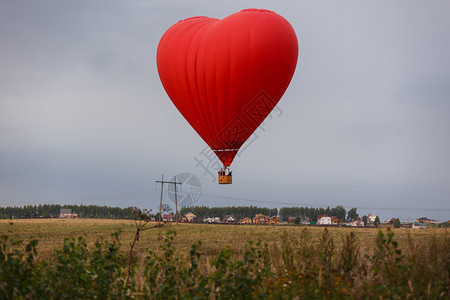 以心脏的形式上升的红色热气球图片