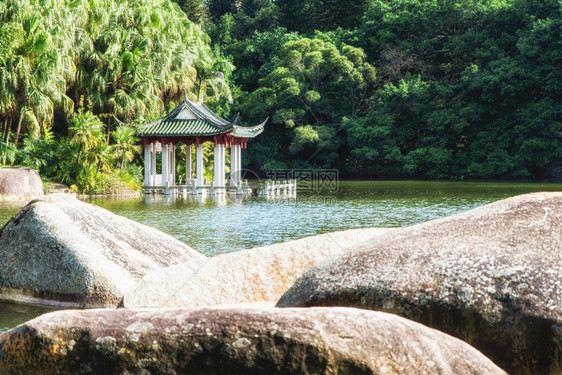 厦门南普陀寺附近植物园内湖面上的一座小亭子南普陀寺位于厦门岛东南部它被婀娜多姿的大海和寺庙后面的五老峰所环绕图片