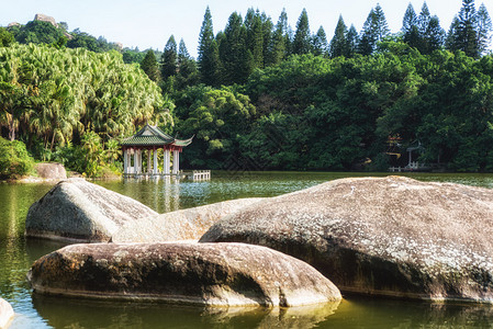 厦门南普陀寺附近植物园内湖面上的一座小亭子南普陀寺位于厦门岛东南部它被婀娜多姿的大海和寺庙后面的五老峰所环绕图片