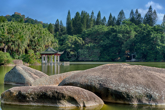 厦门南普陀寺附近植物园内湖面上的一座小亭子南普陀寺位于厦门岛东南部它被婀娜多姿的大海和寺庙后面的五老峰所环绕图片